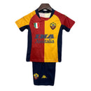Conjunto infantil retro AS Roma 2001 2002 primera equipación bordó y amarilla con pantalón azul marino calidad 1.1 premium época Francesco Totti oficial, Roma infantil retro, Conjunto niño Roma 2001, Ropa AS Roma niños retro, Equipación Roma junior 01/02, Calidad 1.1 infantil bordó, Tienda Hincha Futbolero, Regalo niño Roma fútbol, Camiseta bordó Roma niño retro, Roma Kids Retro 2001 Totti.