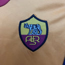 Conjunto infantil retro AS Roma 2001 2002 primera equipación bordó y amarilla con pantalón azul marino calidad 1.1 premium época Francesco Totti oficial, Roma infantil retro, Conjunto niño Roma 2001, Ropa AS Roma niños retro, Equipación Roma junior 01/02, Calidad 1.1 infantil bordó, Tienda Hincha Futbolero, Regalo niño Roma fútbol, Camiseta bordó Roma niño retro, Roma Kids Retro 2001 Totti.