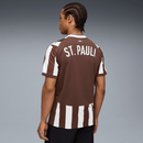 Camiseta hombre FC St. Pauli temporada 2025 2026 primera equipación color marrón escudo bordado calidad 1.1 oficial, St. Pauli 2025, Camiseta St. Pauli hombre, FC St. Pauli 2026, Camiseta local St. Pauli, Camiseta barata St. Pauli, Calidad 1.1 St. Pauli, Bundesliga 2026, Tienda Hincha Futbolero, Estilo Pirata, Bloke Core Alternativo.
