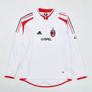 Sudadera hombre AC Milan temporada 2004 2005 entrenamiento blanca detalles rojos y negros retro calidad 1.1 premium rossonero estilo Kaká Shevchenko. AC Milan 2004, Sudadera AC Milan blanca, Ropa AC Milan retro, Entrenamiento Milan 04/05, Calidad 1.1 AC Milan, Rossonero Vintage Gear, Tienda Hincha Futbolero, AC Milan White Retro Sweatshirt.