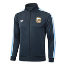 Sudadera hombre selección Argentina temporada 2025 2026 color gris oscuro oficial fútbol AFA técnica transpirable entrenamiento mundial 3 estrellas.