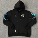 Argentina 2026, Sudadera Argentina negra, Buzo AFA 2026, Ropa oficial Argentina, Sudadera Messi 2026 negra, Regalo fútbol hombre Argentina, Ropa entrenamiento Argentina oficial, Indumentaria técnica selecciones, Argentina lifestyle kit 2026, Comprar ropa Argentina barata.