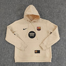 Barcelona 2026, Sudadera Barça 2026 beige, Ropa oficial FC Barcelona, Sudadera Nike Barcelona, Hoodie Barça beige algodón, Regalo fútbol hombre Barcelona, Sudadera Barcelona con capucha, Ropa paseo Barça 2026, Barça lifestyle kit, Comprar ropa Barcelona barata.