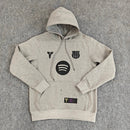 Sudadera hombre FC Barcelona x Kobe Bryant temporada 2025 2026 edición especial gris mamba mentality oficial hoodie urbano lifestyle.