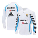 Sudadera hombre Real Madrid temporada 2003 2004 entrenamiento blanca retro calidad 1.1 premium madridista era Galácticos Beckham Zidane. Real Madrid 2003, Sudadera Real Madrid blanca, Ropa Real Madrid retro, Entrenamiento Madrid 03/04, Calidad 1.1 Real Madrid, Galácticos Gear, Tienda Hincha Futbolero, Real Madrid White Retro Sweatshirt.