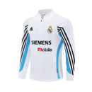 Sudadera hombre Real Madrid temporada 2003 2004 entrenamiento blanca retro calidad 1.1 premium madridista era Galácticos Beckham Zidane. Real Madrid 2003, Sudadera Real Madrid blanca, Ropa Real Madrid retro, Entrenamiento Madrid 03/04, Calidad 1.1 Real Madrid, Galácticos Gear, Tienda Hincha Futbolero, Real Madrid White Retro Sweatshirt.