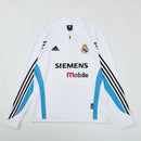Sudadera hombre Real Madrid temporada 2003 2004 entrenamiento blanca retro calidad 1.1 premium madridista era Galácticos Beckham Zidane. Real Madrid 2003, Sudadera Real Madrid blanca, Ropa Real Madrid retro, Entrenamiento Madrid 03/04, Calidad 1.1 Real Madrid, Galácticos Gear, Tienda Hincha Futbolero, Real Madrid White Retro Sweatshirt.