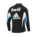 Sudadera hombre Real Madrid temporada 2008 2009 entrenamiento negra retro calidad 1.1 premium madridista clásico negro y blanco. Real Madrid 2008, Sudadera Real Madrid negra, Ropa Real Madrid retro, Entrenamiento Madrid 08/09, Calidad 1.1 Real Madrid, Madridista Black Gear, Tienda Hincha Futbolero, Real Madrid Black Retro Sweatshirt.