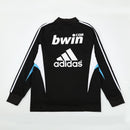 Sudadera hombre Real Madrid temporada 2008 2009 entrenamiento negra retro calidad 1.1 premium madridista clásico negro y blanco. Real Madrid 2008, Sudadera Real Madrid negra, Ropa Real Madrid retro, Entrenamiento Madrid 08/09, Calidad 1.1 Real Madrid, Madridista Black Gear, Tienda Hincha Futbolero, Real Madrid Black Retro Sweatshirt.