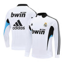 Sudadera hombre Real Madrid temporada 2008 2009 entrenamiento blanca retro calidad 1.1 premium madridista clásico Raúl Casillas. Real Madrid 2008, Sudadera Real Madrid blanca, Ropa Real Madrid retro, Entrenamiento Madrid 08/09, Calidad 1.1 Real Madrid, Merengue Vintage Gear, Tienda Hincha Futbolero, Real Madrid White Retro Sweatshirt.