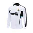 Sudadera hombre Real Madrid temporada 2008 2009 entrenamiento blanca retro calidad 1.1 premium madridista clásico Raúl Casillas. Real Madrid 2008, Sudadera Real Madrid blanca, Ropa Real Madrid retro, Entrenamiento Madrid 08/09, Calidad 1.1 Real Madrid, Merengue Vintage Gear, Tienda Hincha Futbolero, Real Madrid White Retro Sweatshirt.