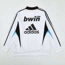 Sudadera hombre Real Madrid temporada 2008 2009 entrenamiento blanca retro calidad 1.1 premium madridista clásico Raúl Casillas. Real Madrid 2008, Sudadera Real Madrid blanca, Ropa Real Madrid retro, Entrenamiento Madrid 08/09, Calidad 1.1 Real Madrid, Merengue Vintage Gear, Tienda Hincha Futbolero, Real Madrid White Retro Sweatshirt.