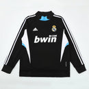 Sudadera hombre Real Madrid temporada 2008 2009 entrenamiento negra retro calidad 1.1 premium madridista clásico negro y blanco. Real Madrid 2008, Sudadera Real Madrid negra, Ropa Real Madrid retro, Entrenamiento Madrid 08/09, Calidad 1.1 Real Madrid, Madridista Black Gear, Tienda Hincha Futbolero, Real Madrid Black Retro Sweatshirt.