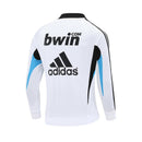Sudadera hombre Real Madrid temporada 2008 2009 entrenamiento blanca retro calidad 1.1 premium madridista clásico Raúl Casillas. Real Madrid 2008, Sudadera Real Madrid blanca, Ropa Real Madrid retro, Entrenamiento Madrid 08/09, Calidad 1.1 Real Madrid, Merengue Vintage Gear, Tienda Hincha Futbolero, Real Madrid White Retro Sweatshirt.