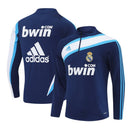 Sudadera hombre Real Madrid temporada 2009 2010 entrenamiento azul marino retro calidad 1.1 premium madridista llegada de Cristiano Ronaldo. Real Madrid 2009, Sudadera Real Madrid azul, Sudadera Madrid navy, Ropa Real Madrid retro, Entrenamiento Madrid 09/10, Calidad 1.1 Real Madrid, Galácticos 2.0 Gear, Tienda Hincha Futbolero, Real Madrid Navy Vintage.