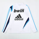 Sudadera hombre Real Madrid temporada 2009 2010 entrenamiento blanca retro calidad 1.1 premium madridista galácticos Cristiano Ronaldo Kaká. Real Madrid 2009, Sudadera Real Madrid blanca, Ropa Real Madrid retro, Entrenamiento Madrid 09/10, Calidad 1.1 Real Madrid, Madridista White Gear, Tienda Hincha Futbolero, Real Madrid White Retro Sweatshirt.