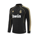 Sudadera hombre Real Madrid temporada 2011 2012 entrenamiento negra detalles dorados retro calidad 1.1 premium la liga de los récords estilo oro. Real Madrid 2011, Sudadera Real Madrid negra, Sudadera Madrid oro, Ropa Real Madrid retro, Entrenamiento Madrid 11/12, Calidad 1.1 Real Madrid, Liga de los 100 puntos, Tienda Hincha Futbolero, Real Madrid Black Gold Vintage.