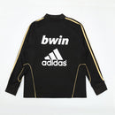 Sudadera hombre Real Madrid temporada 2011 2012 entrenamiento negra detalles dorados retro calidad 1.1 premium la liga de los récords estilo oro. Real Madrid 2011, Sudadera Real Madrid negra, Sudadera Madrid oro, Ropa Real Madrid retro, Entrenamiento Madrid 11/12, Calidad 1.1 Real Madrid, Liga de los 100 puntos, Tienda Hincha Futbolero, Real Madrid Black Gold Vintage.