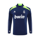 Sudadera hombre Real Madrid temporada 2012 2013 entrenamiento azul marino detalles celestes retro calidad 1.1 premium madridista 110 años. Real Madrid 2012, Sudadera Real Madrid azul, Sudadera Madrid navy, Ropa Real Madrid retro, Entrenamiento Madrid 12/13, Calidad 1.1 Real Madrid, Madridista Navy Gear, Tienda Hincha Futbolero, Real Madrid Navy Vintage.
