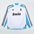 Sudadera hombre Real Madrid temporada 2012 2013 entrenamiento blanca retro calidad 1.1 premium edición 110 años aniversario madridista. Real Madrid 2012, Sudadera Real Madrid blanca, Ropa Real Madrid retro, Entrenamiento Madrid 12/13, Calidad 1.1 Real Madrid, Madridista White Gear, Tienda Hincha Futbolero, Real Madrid 110 años Sweatshirt.