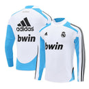 Sudadera hombre Real Madrid temporada 2012 2013 entrenamiento blanca retro calidad 1.1 premium edición 110 años aniversario madridista. Real Madrid 2012, Sudadera Real Madrid blanca, Ropa Real Madrid retro, Entrenamiento Madrid 12/13, Calidad 1.1 Real Madrid, Madridista White Gear, Tienda Hincha Futbolero, Real Madrid 110 años Sweatshirt.