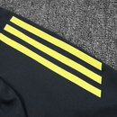 Sudadera hombre Real Madrid temporada 2025 2026 color negra con mangas amarillas oficial fútbol merengue técnica transpirable entrenamiento urbana black yellow sleeves.