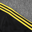 Sudadera hombre Real Madrid temporada 2025 2026 color negra con detalles amarillos oficial fútbol merengue técnica transpirable entrenamiento urbana black yellow.