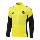 Sudadera hombre Real Madrid temporada 2025 2026 color amarilla oficial fútbol merengue técnica transpirable entrenamiento urbana premium.