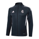 Sudadera hombre Real Madrid temporada 2025 2026 color gris oscuro oficial fútbol merengue técnica transpirable entrenamiento urbana antracita.