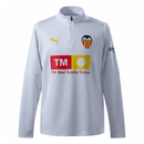 Sudadera de entrenamiento oficial del Valencia CF temporada 2025 2026 color blanca para hombre de Tienda Hincha Futbolero, Sudadera Valencia CF, Entrenamiento Valencia CF, Sudadera blanca Valencia, Ropa oficial Valencia CF, Comprar sudadera entrenamiento Valencia, Calidad premium Valencia, Ropa de fútbol, Mestalla, Che, Valencia CF 2026.