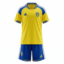 Conjunto infantil selección Suecia 2026 2027 primera equipación amarilla y pantalón azul calidad 1.1 premium edición Copa del Mundo oficial, Suecia infantil 2026, Conjunto niño Suecia amarillo, Ropa selección Suecia niños 2026, Equipación Suecia junior 26/27, Calidad 1.1 infantil azul, Tienda Hincha Futbolero, Regalo niño fútbol Suecia, Camiseta amarilla Suecia niño, Sweden Kids 2026 Home.