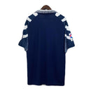 Camiseta hombre CD Tenerife edición especial 75 aniversario segunda equipación azul marino detalles blancos retro calidad 1.1 premium Tienda Hincha Futbolero. Tenerife 75 aniversario, Camiseta Tenerife retro, Ropa CD Tenerife histórica, Camiseta Tenerife azul marino, Calidad 1.1 Tenerife, Heliodoro Retro, Edición Especial Tenerife, Tienda Hincha Futbolero, Tenerife Retro Jersey Anniversary.