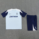 Tottenham 2026, Conjunto entrenamiento Tottenham, Ropa oficial Tottenham Hotspur, Camiseta Tottenham 25/26 blanca, Kit de fútbol hombre azul marino, Regalo fútbol hombre Spurs, Ropa entrenamiento Premier League, Pantalón corto Tottenham azul, Comprar conjunto entrenamiento barato, Tienda Hincha Futbolero.