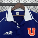 Camiseta hombre Universidad de Chile temporada 1993 primera equipación azul detalles rojos retro calidad 1.1 premium Tienda Hincha Futbolero. Universidad de Chile 1993, U de Chile retro, Camiseta azul Universidad de Chile, Ropa U de Chile clásica, Calidad 1.1 U de Chile, El Bulla Retro, Marcelo Salas 1993, Tienda Hincha Futbolero, U de Chile Retro Jersey 93.