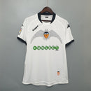 Camiseta oficial del Valencia CF primera equipación temporada 2009 2010 retro para hombre de Tienda Hincha Futbolero, Camiseta Valencia CF retro, Valencia 09/10, Ropa Valencia vintage, Comprar camiseta Valencia antigua, Los Che, Valencianistas, Camisetas fútbol retro, Retro Valencia 2010, Mestalla, Colección Valencia CF.