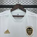 Camiseta retro hombre Valencia CF primera equipación blanca y dorada edición centenario temporada 2018 2019 calidad 1.1 oficial, Valencia CF Retro, Camiseta Valencia 18/19, Camiseta centenario Valencia, Camiseta blanca y oro, Calidad 1.1 Che, Tienda Hincha Futbolero, La Liga Retro, Bloke Core Valencia, Mestalla 100 años, Regalo fútbol vintage, Jersey Valencia 2019.