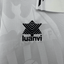 Camiseta hombre retro Valencia CF primera equipación blanca y naranja temporada 1999 2000 calidad 1.1 oficial, Valencia retro 1999, Camiseta Valencia 2000, Camiseta antigua Valencia CF, Jersey Valencia vintage 99/00, Calidad 1.1 Valencia, Tienda Hincha Futbolero, La Liga clásica, Bloke Core Valencia, Regalo fútbol hombre Valencia, Camiseta Mendieta Valencia retro.