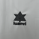 Camiseta hombre retro Valencia CF primera equipación blanca con cuello polo temporada 1997 1998 calidad 1.1 oficial, Valencia retro 1997, Camiseta Valencia polo blanca, Camiseta antigua Valencia 97/98, Jersey Valencia vintage blanco, Calidad 1.1 Valencia, Tienda Hincha Futbolero, La Liga clásica, Bloke Core Valencia, Regalo fútbol hombre Valencia, Camiseta Mendieta Valencia retro.