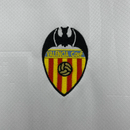 Camiseta hombre retro Valencia CF primera equipación blanca con cuello polo temporada 1997 1998 calidad 1.1 oficial, Valencia retro 1997, Camiseta Valencia polo blanca, Camiseta antigua Valencia 97/98, Jersey Valencia vintage blanco, Calidad 1.1 Valencia, Tienda Hincha Futbolero, La Liga clásica, Bloke Core Valencia, Regalo fútbol hombre Valencia, Camiseta Mendieta Valencia retro.