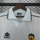 Camiseta hombre retro Valencia CF primera equipación blanca con cuello polo temporada 1997 1998 calidad 1.1 oficial, Valencia retro 1997, Camiseta Valencia polo blanca, Camiseta antigua Valencia 97/98, Jersey Valencia vintage blanco, Calidad 1.1 Valencia, Tienda Hincha Futbolero, La Liga clásica, Bloke Core Valencia, Regalo fútbol hombre Valencia, Camiseta Mendieta Valencia retro.