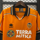 Camiseta hombre Valencia CF temporada 1999 2000 segunda equipación naranja detalles azul marino retro calidad 1.1 premium Tienda Hincha Futbolero. Valencia 1999, Valencia 2000, Camiseta Valencia retro, Ropa Valencia CF clásica, Camiseta Valencia naranja, Calidad 1.1 Valencia, Mendieta 2000, Tienda Hincha Futbolero, Valencia Retro Jersey 99/00.