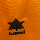 Camiseta hombre Valencia CF temporada 1999 2000 segunda equipación naranja detalles azul marino retro calidad 1.1 premium Tienda Hincha Futbolero. Valencia 1999, Valencia 2000, Camiseta Valencia retro, Ropa Valencia CF clásica, Camiseta Valencia naranja, Calidad 1.1 Valencia, Mendieta 2000, Tienda Hincha Futbolero, Valencia Retro Jersey 99/00.