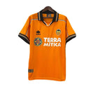 Camiseta hombre Valencia CF temporada 1999 2000 segunda equipación naranja detalles azul marino retro calidad 1.1 premium Tienda Hincha Futbolero. Valencia 1999, Valencia 2000, Camiseta Valencia retro, Ropa Valencia CF clásica, Camiseta Valencia naranja, Calidad 1.1 Valencia, Mendieta 2000, Tienda Hincha Futbolero, Valencia Retro Jersey 99/00.