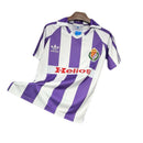 Camiseta retro hombre Real Valladolid primera equipación blanquivioleta año 1983 1984 calidad 1.1 premium estilo vintage Pucela oficial, Real Valladolid 1984, Camiseta retro Valladolid, Camiseta vintage Valladolid, Equipación Pucela barata, Calidad 1.1 Valladolid, Tienda Hincha Futbolero, Copa de la Liga 1984, Bloke Core retro, Camiseta violeta Valladolid antigua, Regalo fútbol vintage España.
