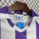 Camiseta retro hombre Real Valladolid primera equipación blanquivioleta año 1983 1984 calidad 1.1 premium estilo vintage Pucela oficial, Real Valladolid 1984, Camiseta retro Valladolid, Camiseta vintage Valladolid, Equipación Pucela barata, Calidad 1.1 Valladolid, Tienda Hincha Futbolero, Copa de la Liga 1984, Bloke Core retro, Camiseta violeta Valladolid antigua, Regalo fútbol vintage España.