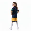 Conjunto infantil West Ham United 2025 2026 tercera equipación azul marino y pantalón amarillo calidad 1.1 oficial, West Ham infantil 25/26, Conjunto niño West Ham azul marino, Ropa West Ham United niños 2026, Equipación West Ham junior 25/26, Calidad 1.1 infantil azul y amarillo, Tienda Hincha Futbolero, Regalo niño fútbol West Ham, Camiseta azul marino West Ham niño, West Ham Kids 2025 Third.