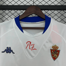 Camiseta hombre Real Zaragoza temporada 2001 2002 primera equipación blanca detalles azul marino retro calidad 1.1 premium Tienda Hincha Futbolero. Real Zaragoza 2001, Zaragoza 2002, Camiseta Zaragoza retro, Ropa Zaragoza clásica, Camiseta Zaragoza blanca, Calidad 1.1 Zaragoza, La Romareda Retro, Tienda Hincha Futbolero, Zaragoza Retro Jersey 01/02.