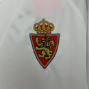 Camiseta hombre Real Zaragoza temporada 2001 2002 primera equipación blanca detalles azul marino retro calidad 1.1 premium Tienda Hincha Futbolero. Real Zaragoza 2001, Zaragoza 2002, Camiseta Zaragoza retro, Ropa Zaragoza clásica, Camiseta Zaragoza blanca, Calidad 1.1 Zaragoza, La Romareda Retro, Tienda Hincha Futbolero, Zaragoza Retro Jersey 01/02.