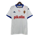 Camiseta hombre Real Zaragoza temporada 2001 2002 primera equipación blanca detalles azul marino retro calidad 1.1 premium Tienda Hincha Futbolero. Real Zaragoza 2001, Zaragoza 2002, Camiseta Zaragoza retro, Ropa Zaragoza clásica, Camiseta Zaragoza blanca, Calidad 1.1 Zaragoza, La Romareda Retro, Tienda Hincha Futbolero, Zaragoza Retro Jersey 01/02.