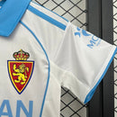 Conjunto infantil Real Zaragoza camiseta blanca y pantalón azul temporada 2025 2026 calidad 1.1 oficial, Real Zaragoza infantil 2025, Conjunto niño Zaragoza blanco azul, Ropa Real Zaragoza niños, Equipación Zaragoza junior 25/26, Calidad 1.1 infantil, Tienda Hincha Futbolero, Regalo niño Zaragoza fútbol, Camiseta Zaragoza niño 2026, Zaragoza Kids Kit.